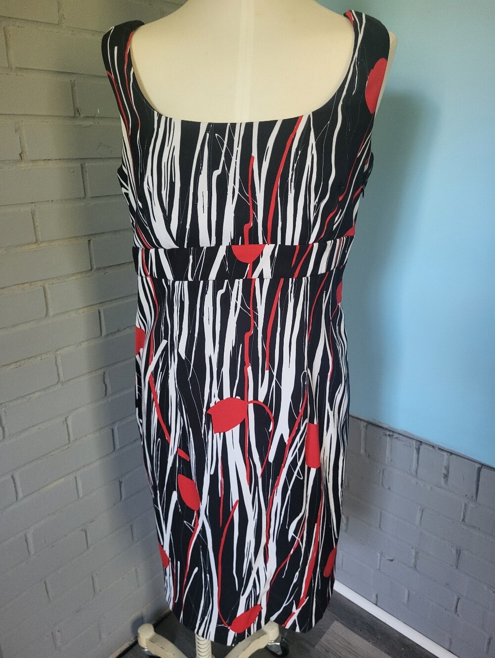 Jordan Black, White & Red Graphic Sleeveless Sheath Dress